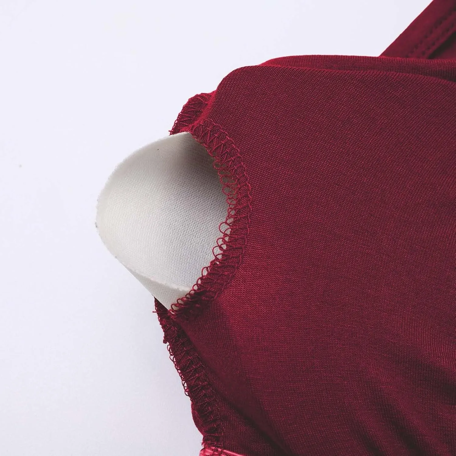 Women Tank Tops with Built in Bras Spaghetti Strap Camisole Layer Undershirt 2025 New Casual Workout Yoga Vest